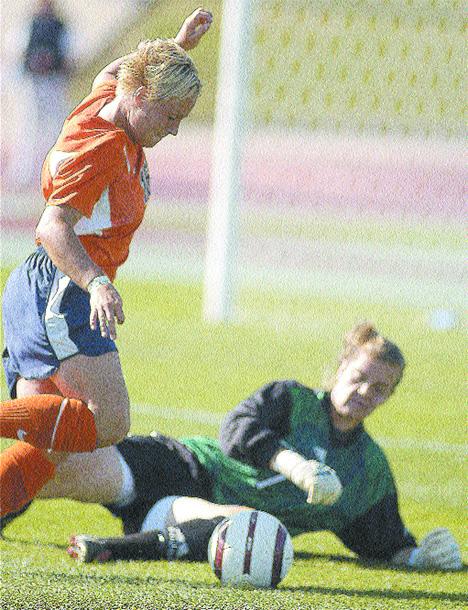 Senior forward Tara Hurless tries to dribble around Badger goalkeeper Lynn Murray on Sunday at Illinois Field. Hurless scored the only goal of the game from a corner kick in Illinois´ 1-0 defeat over the Badgers. The Illini face Minnesota on Friday David Solana
