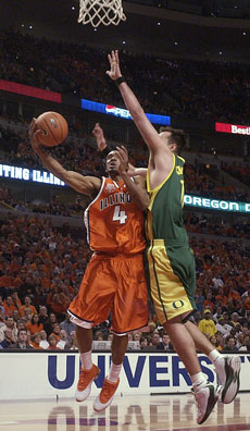 Illinois´ Luther Head (4) puts up the ball against Oregon´s Ian Crosswhite (11) during the second half Saturday at the United Center in Chicago. Head shot 8-of-10 for a season-high 23 points to lead Illinois to a 83-66 victory. Online Poster
