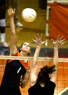 Outside hitter Jessica Belter (1) spikes against the Alumni at Huff Hall on Aug. 28, 2004. Illinois won the game in three sets. Daily Illini
