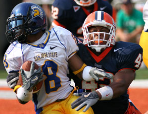 Illinois´ Justin Ijei tackles San Jose State´s Lamar Ferguson during the game Saturday at Memorial Stadium. Illinois defeated San Jose State, 40-19. Josh Birnbaum
