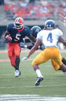 Running back Rashard Mendenhall carries the ball on Sept. 10 versus San Jose State. Illinois won 40-19. Peter Hoffman
