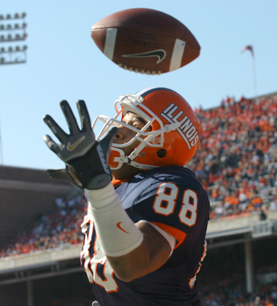 Illinois´ tight end Melvin Bryant attempts to catch a pass from Tim Brasic in the endzone in the game on Saturday at Memorial Stadium. He missed the catch in this play, but scored a touchdown in the next. Josh Birnbaum
