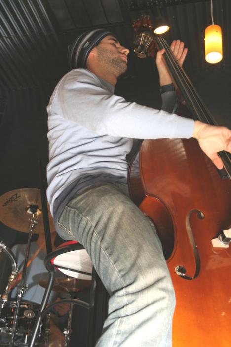 The+Greg+Spiro+Trio+plays+jazz+Wednesday+night+at+Blues+Barbeque+near+the+corner+of+Oregon+and+Gregory+streets+in+Urbana.+Guest+performer+Ari+Rosenberg%2C+a+sophmore+in+LAS%2C+strums+his+bass+as+he+improvises.+AJ+Kane%0A