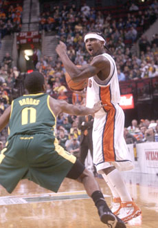 Dee Brown calls to his teammates while being guarded by Oregon´s Aaron Brooks, on Saturday at the Rose Garden in Portland, Ore. Brown, whose season average is 15.3 points a game, played for 34 minutes and scored 26 points in Illinois´ 89-59 wi Shira Weissman
