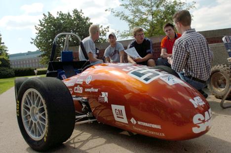 Dan Reif (center), of the Formula SAE club, speaks with interested students about joining the RSO group on the Quad during Quad day, on Teusday. Beck Diefenbach The Daily Illini
