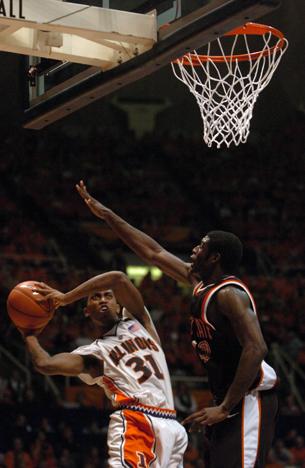 amar Smith, 31, puts up a shot against Idaho State at Assembly Hall Aaron Facemire The Daily Illini
