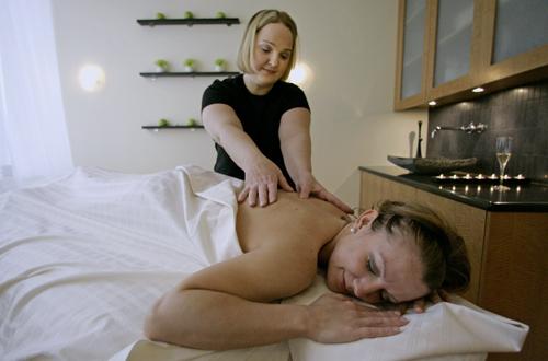 Tonya Abeln receives a massage from DeDe Martin before her dental appointment at The Mitchell Dental Spa Monday, Jan. 29, in Chicago. There, patients are offered champagne, snacks and flat-screen TVs to watch. The Associated Press
