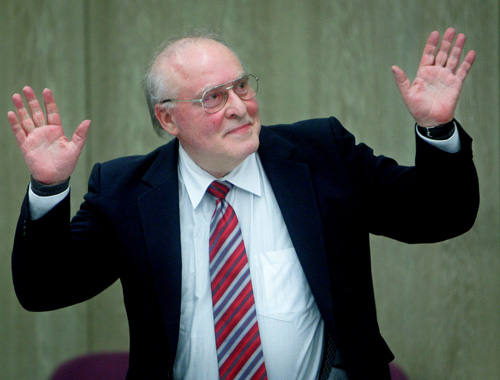 German right wing extremist Ernst Zuendel acknowledges people at court in Mannheim, southern Germany, Thursday, Feb. 15, 2007 expecting the verdict in a trial where he is accused of incitement. Zuendel, who repeatedly denied the Holocaust, was deported fr (AP Photo/Michael Probst)
