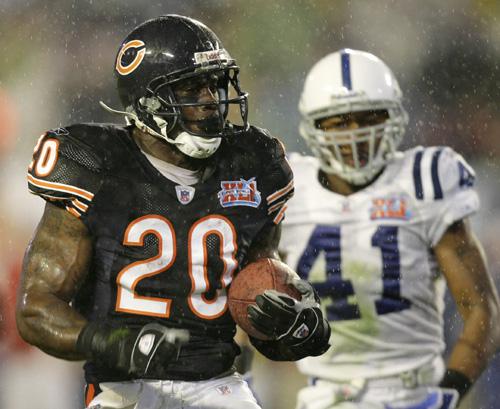 Chicago Bears running back Thomas Jones (20) is pursued by Indianapolis Colts safety Antoine Bethea (41) in the first half of the Super Bowl XLI football game at Dolphin Stadium in Miami in this Feb. 4, 2007 file photo. The Bears reached a preliminary agr The Associated Press

