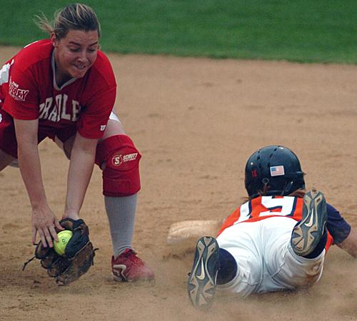 Sydney Lisy steals second base during an Illinois win, 5-0, against Bradley on Thursday. Beck Diefenbach
