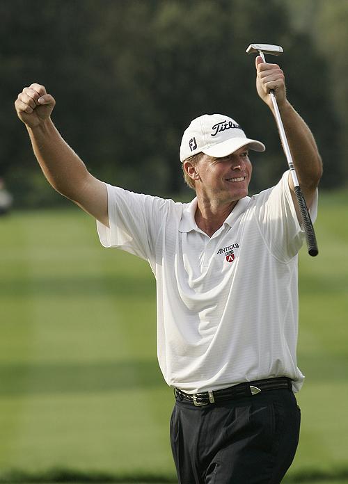 Steve Stricker celebrates after sinking a putt on the 18th hole to win The Barclays golf tournament in Harrison, N.Y., on Sunday. THE ASSOCIATED PRESS, ED BETZ
