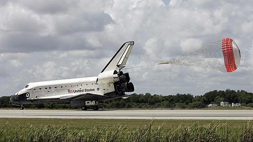 Space shuttle Endeavour lands at the Kennedy Space Center in Cape Canaveral, Fla., Tuesday, Aug. 21, 2007. THE ASSOCIATED PRESS, JOHN RAOUX
