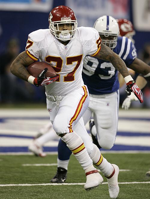Chiefs+running+back+Larry+Johnson%2C+front%2C+runs+in+this+Jan.+6+file+photo.+Johnson+and+Kansas+City+agreed+on+a+six-year+contract+on+Tuesday.+THE+ASSOCIATED+PRESS%2C+DARRON+CUMMINGS%0A