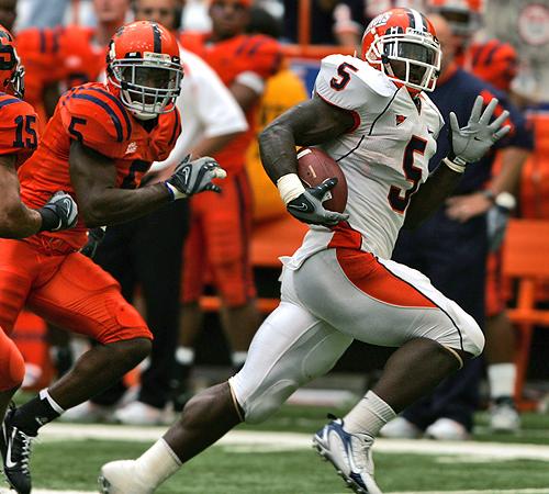 Illinois running back Rashard Mendenhall (5) eludes Syracuse defenders Bruce Williams (15) and Joe Fields for a touchdown run during the third quarter in Syracuse, N.Y., on Saturday. Illinois plays Indiana this weekend. THE ASSOCIATED PRESS, MIKE GROLL
