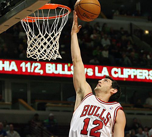 Chicago Bulls guard Kirk Hinrich rolls in two of his 20 points in a 97-81 victory over the Milwaukee Bucks in Chicago on Thursday. Erica Magda
