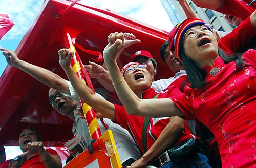 Anti-President Chen protesters demonstrate by the meeting place of the Democratic Progressive Party on Sunday. The Associated Press
