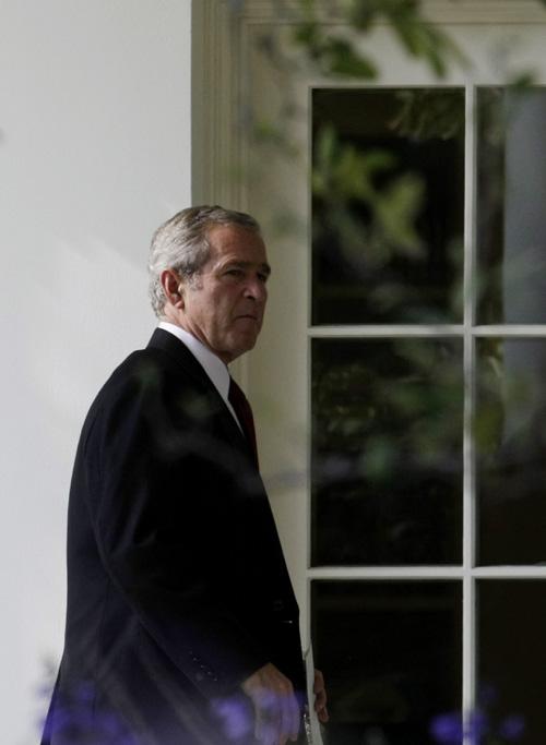 President Bush walks back to the Oval Office of the White House in Washington, Thursday, Nov. 1, 2007, after delivering a speech at the Heritage Foundation, where he spoke on the Global War on Terror. Erica Magda
