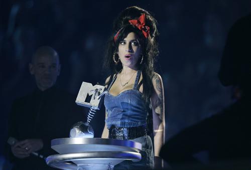 Amy Winehouse Stunned Speechless While Accepting Award At Mtv Europe Music Awards The Daily Illini