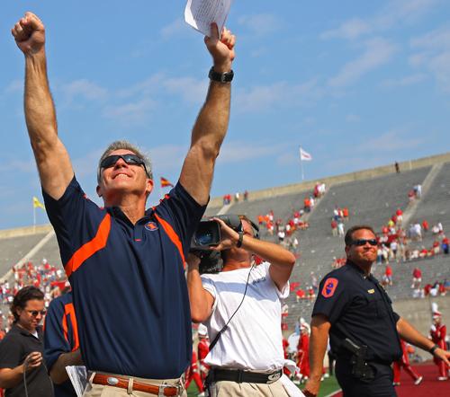 Illinois head coach Ron Zook raises his arms in victory to Illinois fans as the team leaves the field after a 27-14 win over Indiana in Bloomington, Sept. 22, 2007. Erica Magda
