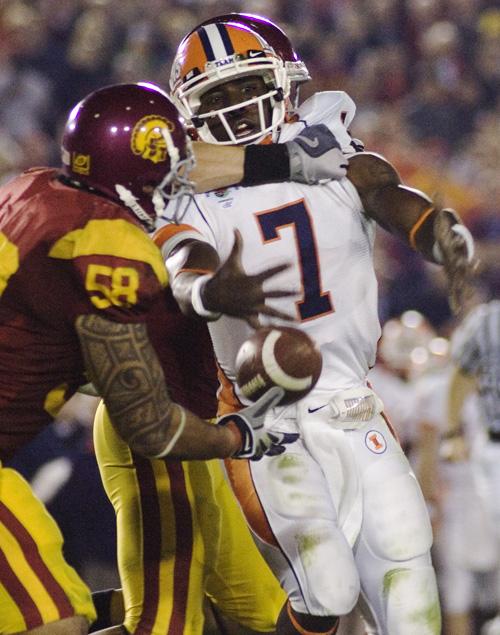 Illinois quarterback Juice Williams fumbles the ball while trying to escape USC defenders during the Rose Bowl in Pasadena, Calif., on Jan. 1. Illinois lost 49-17. Erica Magda

