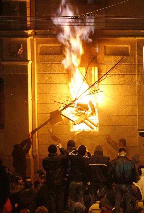 The+U.S.+embassy+in+Belgrade+burns+after+masked+attackers+broke+into+the+building+and+set+an+office+on+fire+at+the+end+of+a+massive+protest+against+Western-backed+Kosovo+independence%2C+in+the+Serbian+capital%2C+Thursday%2C+Feb.+21%2C+2008.+More+than+150%2C000+Serb+The+Associated+Press%0A