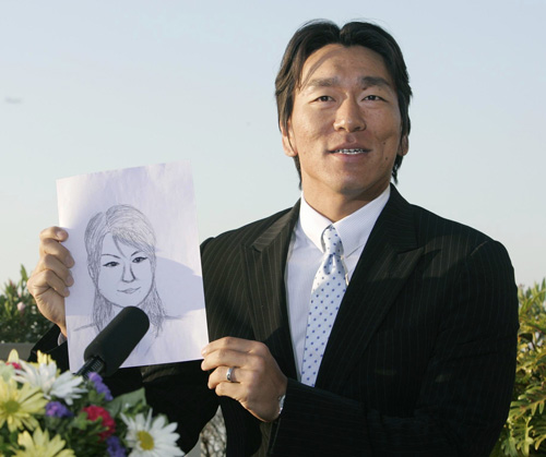 Hideki Matsui shows a sketch of his wife in Tampa, Florida on Thursday. The Associated Press
