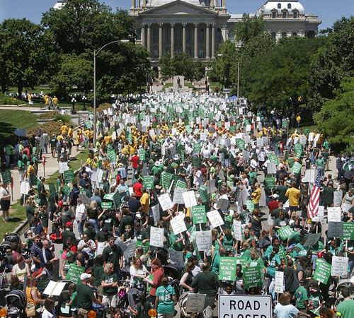 American Federation of State, County and Municipal Employees union members and supporters rally in front of the Illinois State Capitol in Springfield, Ill., on Monday.. A new contract for more than 35,000 state employees represented by AFSCME is still at Seth Perlman,The Associated Press
