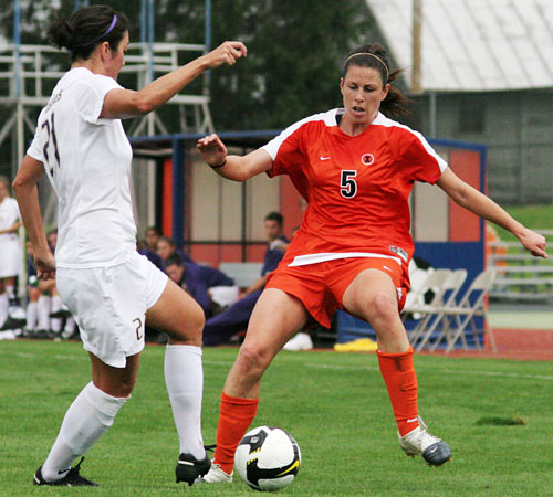 Emily Zurrer attempts to gain control of the ball during the game against the University of Washington at the Illinois Soccer and Track Stadium on Sunday. Illinois won 3-0. Erica Magda
