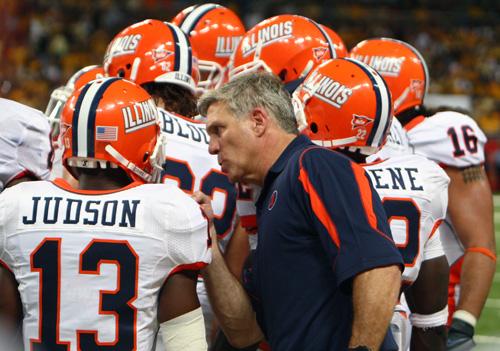 Coach Ron Zook has a word with Will Judson during the Illinois-Missouri game at the Edward Jones Dome in St. Louis on Aug. 30, 2008. Erica Magda
