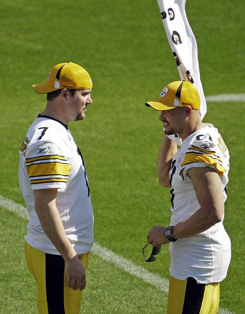 Pittsburgh Steelers quarterback Ben Roethlisberger, left, chats with his teammate James Farrior during the teams media day for Super Bowl XLIII Tuesday, Jan. 27, 2009, in Tampa, Fla. The Steelers will play the Arizona Cardinals in the NFL Super Bowl football game on Sunday, Feb. 1. (AP Photo/Charlie Riedel)
