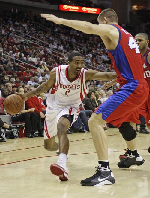 ** FILE ** This is a Dec. 3, 2008 file photo showing Houston Rockets Luther Head (2) driving around Los Angeles Clippers Paul Davis (40) during the third quarter of an NBA basketball in Houston. Seeking backcourt help going into the playoff run, the Miami Heat agreed to a deal with combo guard Luther Head on Wednesday March 4, 2009, for the remainder of the season. Head was waived Monday by the Houston Rockets, for whom he played 255 games in his first four NBA seasons. (AP Photo/David J. Phillip, File)
