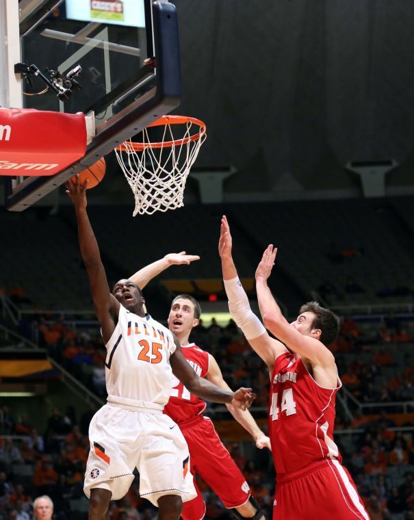 Illinois’ Kendrick Nunn (25) takes a contested layup during the game against Wisconsin at State Farm Center on Tuesday. The Illini lost 75-63.