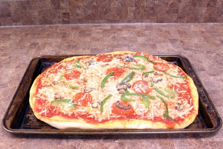 Pictured+is+a+completed+homemade+pizza+made+with+the+recipe.+Writer+Stephanie+Kim+chose+green+peppers%2C+pepperoni+and+mushrooms+as+toppings+to+complete+this+traditional+recipe%C2%A0