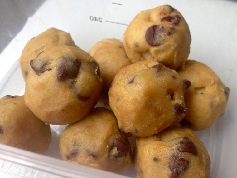 These vegan chocolate chip cookie dough balls not only taste great and satisfy that sweet tooth, but they are also packed with protein and serve as a healthy alternative to store-bought, highly-processed cookie dough.