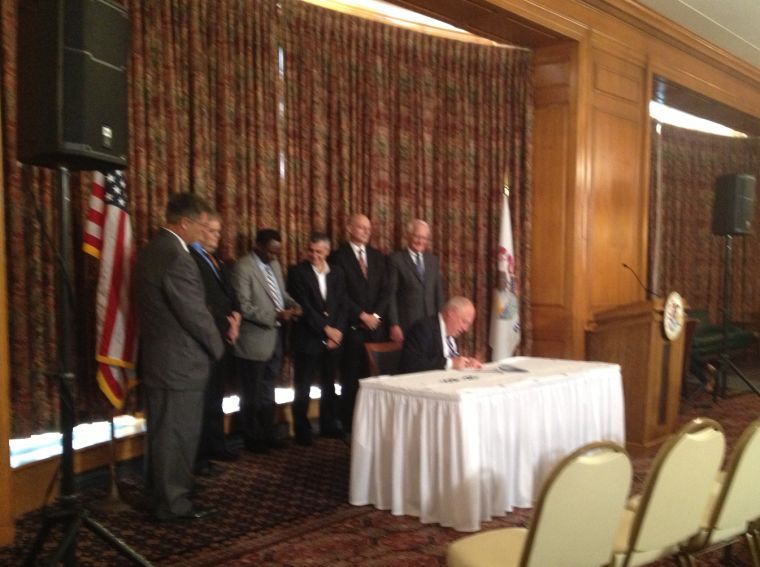 Gov. Quinn signs pieces of legislation that help to streamline enrollment in online classes across state lines.