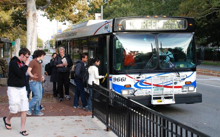 Riders+board+a+MTD+bus+across+the+street+from+the+Illini+Union+on+Sunday%2C+October+19%2C+2008.%0A