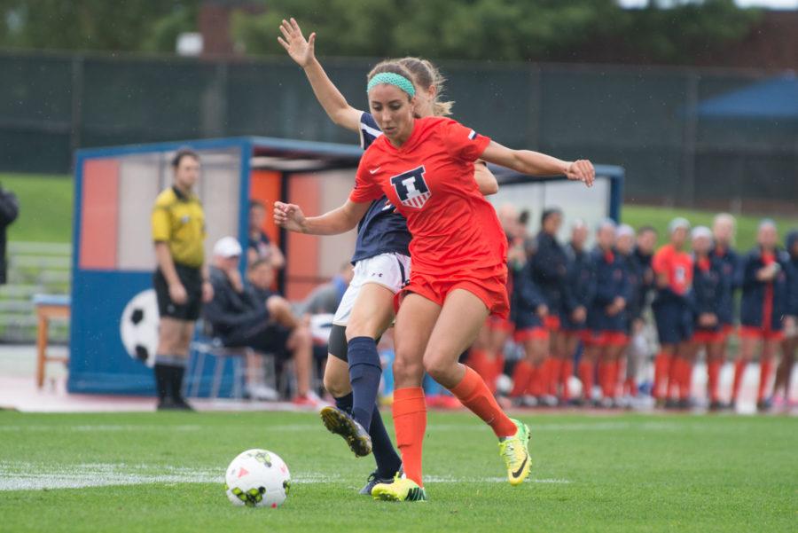 Abby Elinsky (16) forwards the ball during the game against #16 Notre Dame on Friday. The Illini lost 3-1.