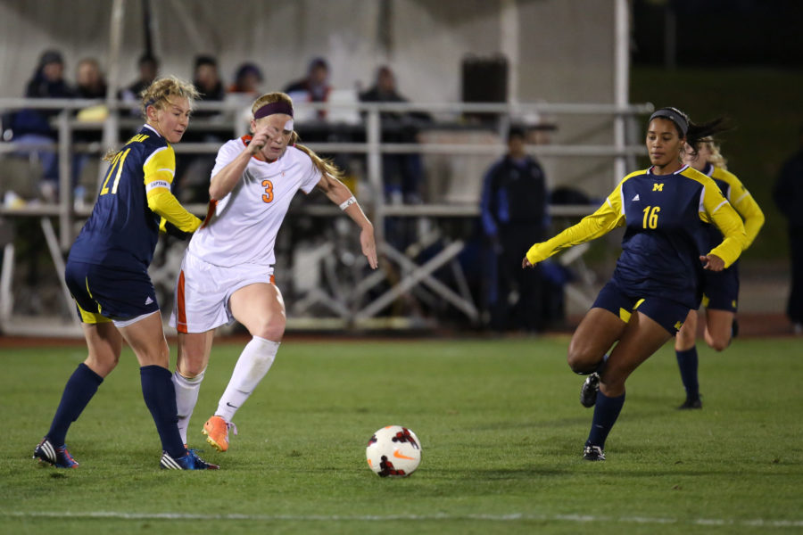 Illinois’ Jannelle Flaws tries to break away from her defenders during the game against Michigan at Illini Soccer and Track Stadium last season. 