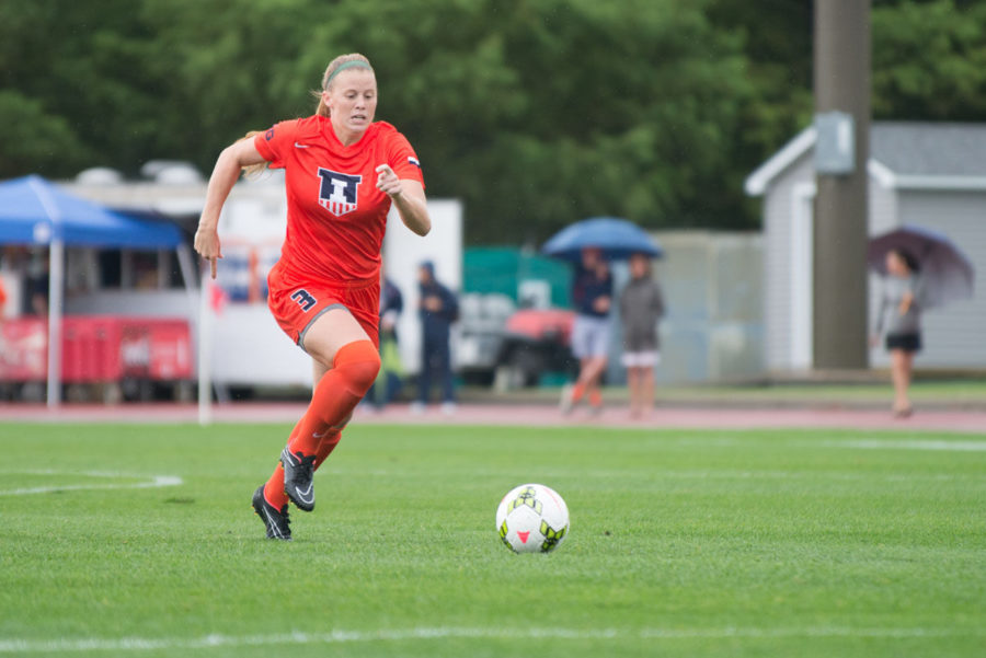 Illinois forward Jannelle Flaws runs the ball during the game against #16 Notre Dame on Aug. 22. 