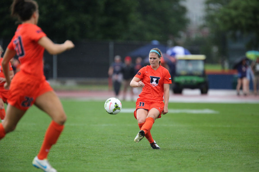 Illinois Nicole Breece cross the ball during the game against Norte Dame at the Illinois track and soccer stadium on August, 22.