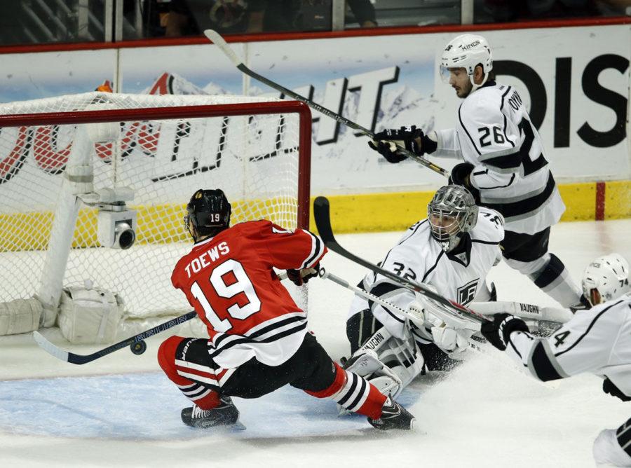 Chicago Blackhawks Jonathan Toews scores a power play goal against Los Angeles Kings Jonathan Quick in the 1st period during Game 7 of the NHL Western Conference finals on Sunday, June 1, 2014, in Chicago. (Scott Strazzante/Chicago Tribune/MCT)