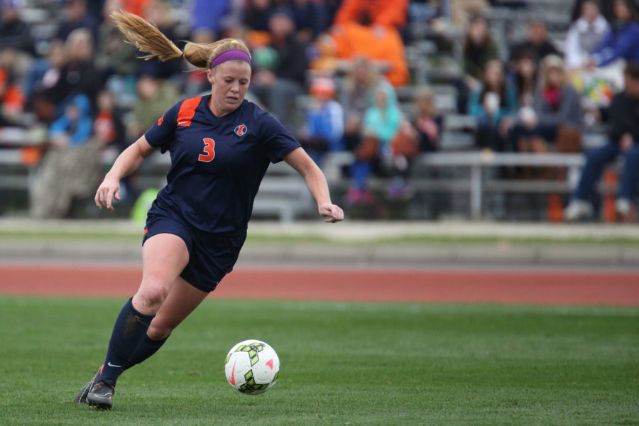 Illinois Janelle Flaws (3) dribbles towards goal during the game against Minnesota at Illiniois Track and Soccer Stadium, on Oct. 12, 2014. The Illini lost 2-1 in overtime.
