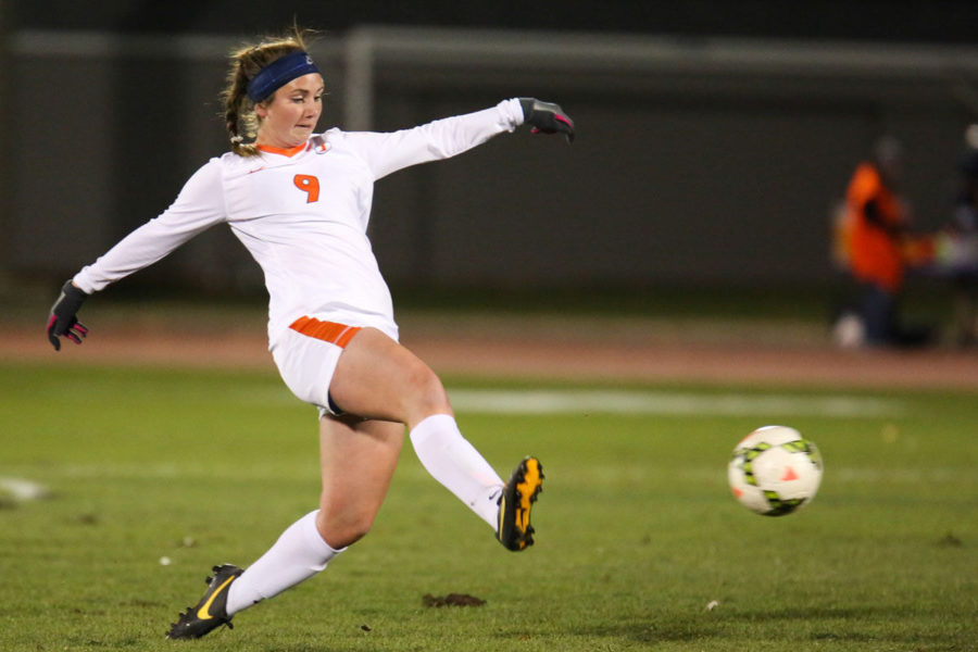 Illinois’ Megan Green passes the ball during the game against Wisconsin at Illinois Track and Soccer stadium on Friday. The match ended in a tie after two overtimes.