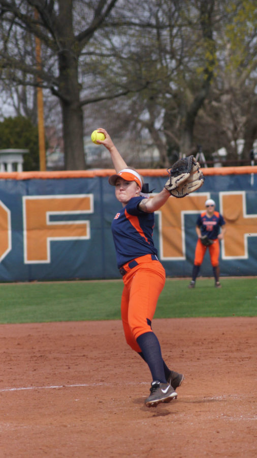 Illinois+Jade+Vecvanags+%287%29+pitches+the+ball+during+the+softball+game+vs.+Wisconsin+at+Eichelberger+Field+on+April+18.+Illinois+won+5-3.