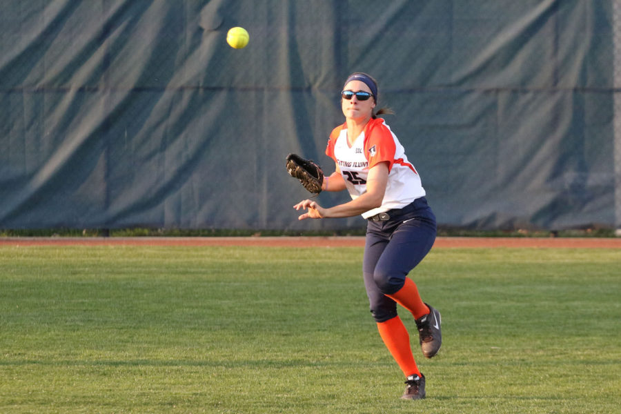 Illinois%E2%80%99+Carly+Thomas+throws+a+ball+from+the+outfield+during+the+softball+game+against+Wisconsin+at+Eichelberger+Field+on+April+17.