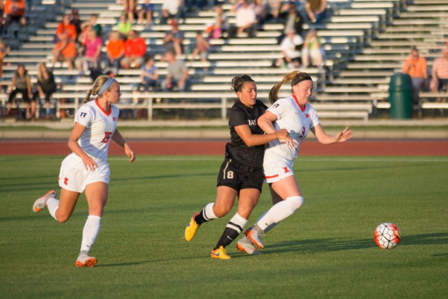 Jannelle Flaws (right) holds off a defender in Illinois game against Oakland on Friday, August 24.