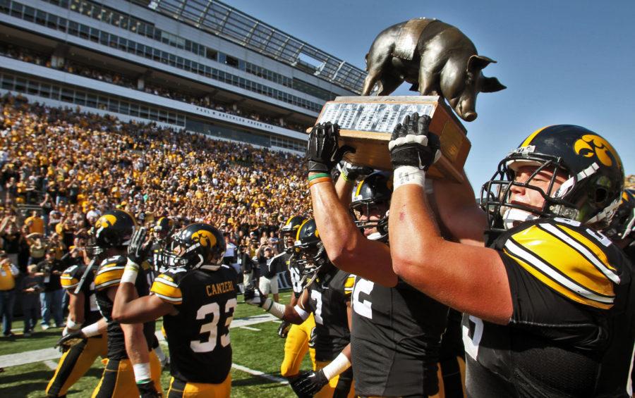 Iowa+players+carried+the+Floyd+of+Rosedale+trophy+off+the+field+following+a+31-13+victory+over+Minnesota+at+Kinnick+Stadium+in+Iowa+City%2C+Iowa%2C+Saturday%2C+September+29%2C+2012.+%28Marlin+Levison%2FMinneapolis+Star+Tribune%2FMCT%29