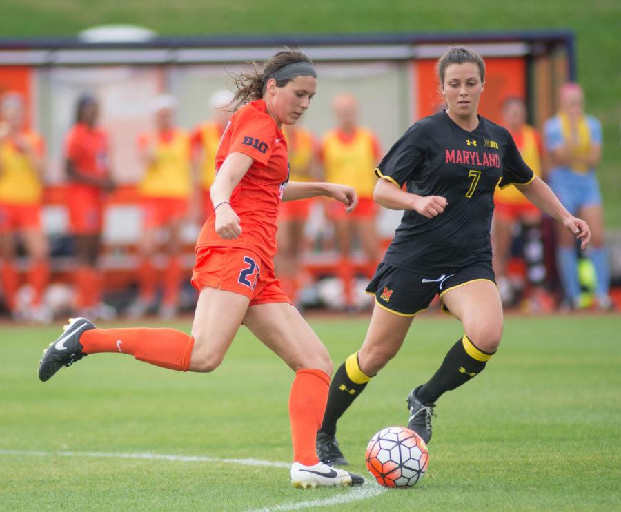 Taylore+Peterson+makes+a+pass+during+the+game+against+Maryland+at+Illinois+Soccer+and+Track+Stadium+on+Thursday.+Illinois+won+2-1+in+double+overtime.