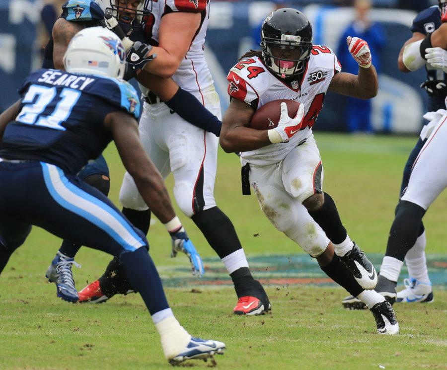 Atlanta Falcons running back Devonta Freeman finds some running room against Tennessee Titans safety Da'Norris Searcy during the first half on Sunday, Oct. 25, 2015, at Nissan Stadium in Nashville. (Curtis Compton/Atlanta Journal-Constitution/TNS)