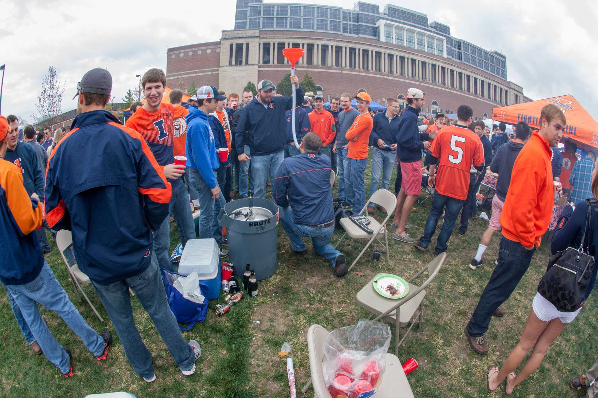 Members+of+the+SAE+fraternity+at+Illinois+hosted+a+student%0A+tailgate+in+Grange+Grove+Saturday+in+an+effort+to+establish+a+new+%0Afootball+game+day+tradition.+
